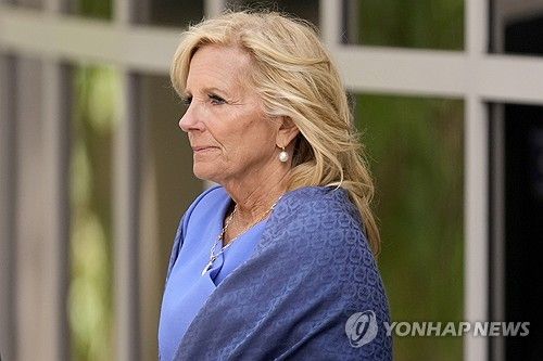 (윌밍턴 AP=연합뉴스) 질 바이든 여사가 7일(현지시간) 미국 델라웨어주 윌밍턴 연방 법원을 떠나고 있다. 