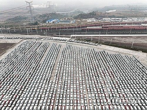 지난 3월 중국에서 수출을 기다리고 있는 차량들.[신화 연합뉴스 자료사진. 재판매 및 DB 금지]