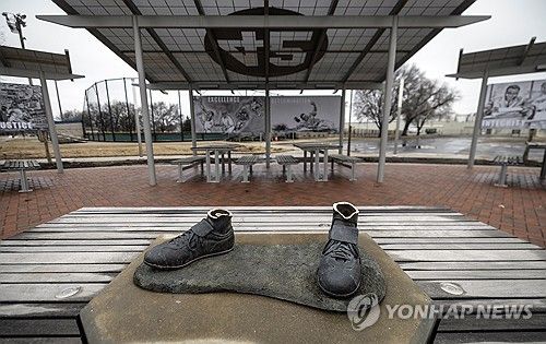 발목만 남긴 채 사라진 재키 로빈슨 동상 