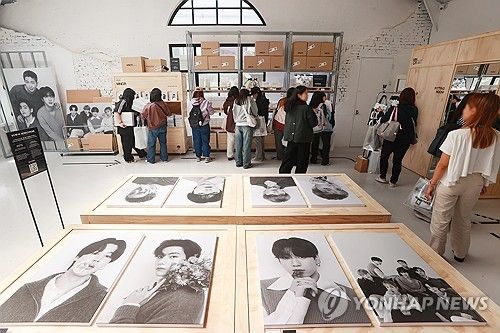 BTS 팝업스토어 인산인해