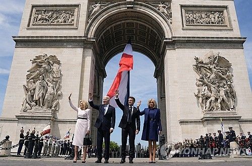 파리 개선문 앞에 선 미·프 정상 부부 