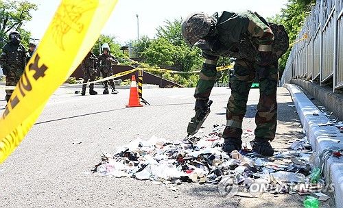 북한 오물 풍선 확인하는 군인들