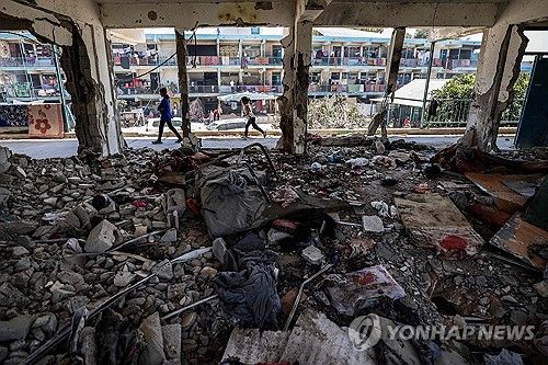 가자지구 중부 누세이라트 난민촌에 있는 유엔 학교 교실이 이스라엘군의 공습 등으로 폐허가 됐다.
