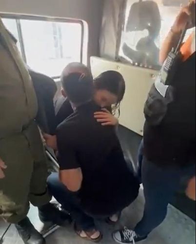 가자지구에서 구출된 뒤 가족과 재회하는 여성 인질