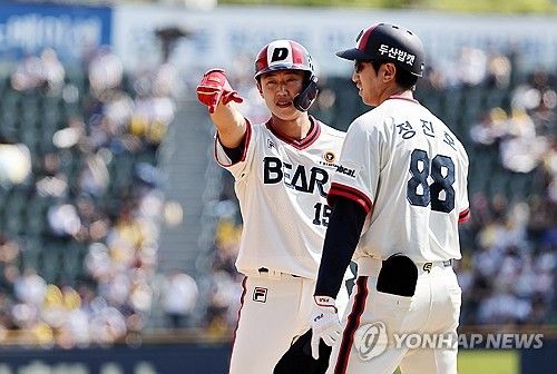 두산 전민재(왼쪽)