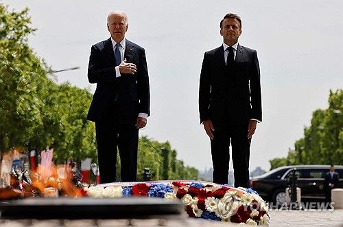 무명용사의 묘에 헌화하는 미·프 정상