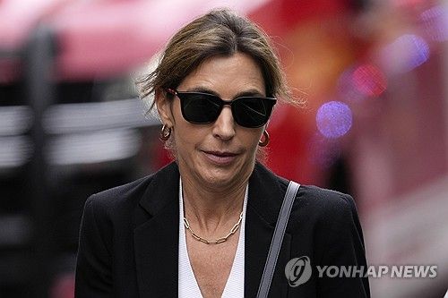 (윌밍턴 AP 연합뉴스) 6일(현지시간) 할리 바이든이 미국 델라웨어주 윌밍턴 연방법원을 떠나고 있다. 