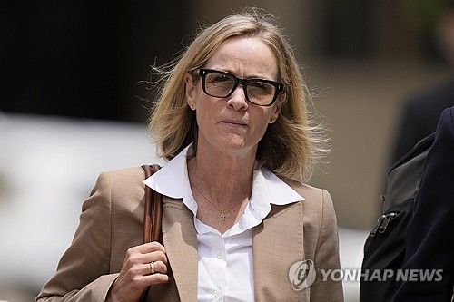 (윌밍턴 AP=연합뉴스) 헌터 바이든의 전 부인 케이틀린 블레가 5일(현지시간) 미국 델라웨어주 윌밍턴 연방법원을 떠나고 있다. 