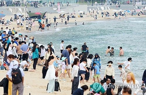 부분 개장한 해운대해수욕장