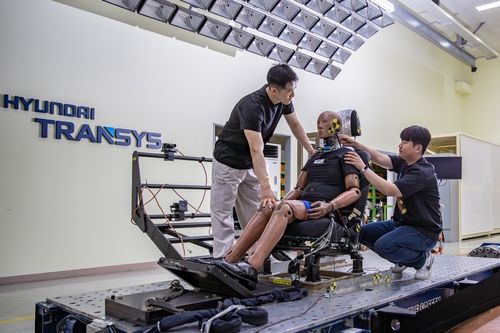 충돌 상황을 가정해 대차(슬레드) 위에 더미가 탄 시트를 올린 시험 장면