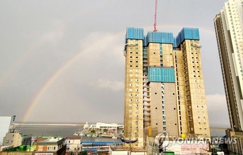 소나기 그친 뒤 등장한 무지개. [연합뉴스 자료 사진]