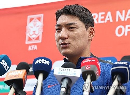 취재진 질문 답하는 주민규