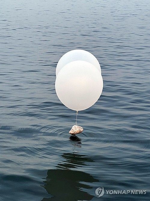 인천 앞바다에 떨어진 북한 '대남풍선'