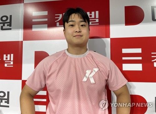 인터뷰하는 김재웅