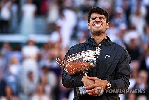 프랑스오픈 우승 트로피 든 알카라스