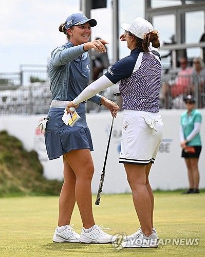 숍라이트 클래식 우승자 린네아 스트룀(왼쪽)