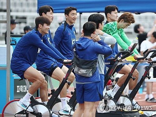 대화 나누는 김진수-이재성-정우영