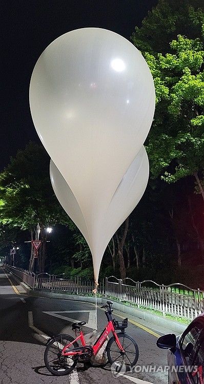 파주 금촌동에 떨어진 북한 '대남풍선'