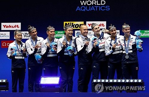 2023 세계선수권 아티스틱스위밍 단체전에 출전한 남자 선수 메이(오른쪽 네 번째)