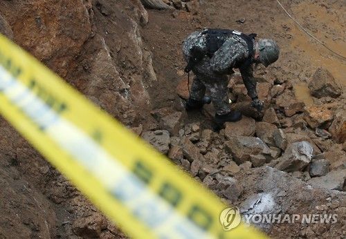 불발탄 확인하는 EOD 대원(기사 내용과 직접적인 관계없음)