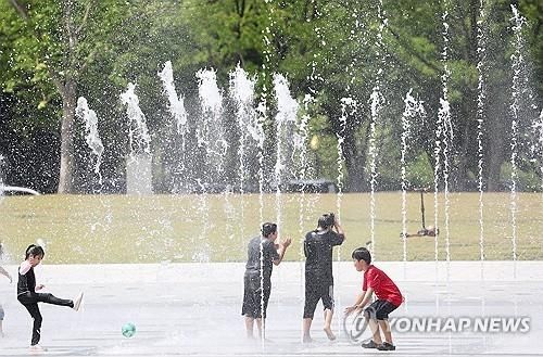 바닥 분수에서 물놀이하는 어린이들