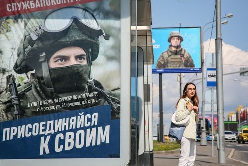 러시아 모스크바 버스 정류장에 걸린 병사 모집 광고 