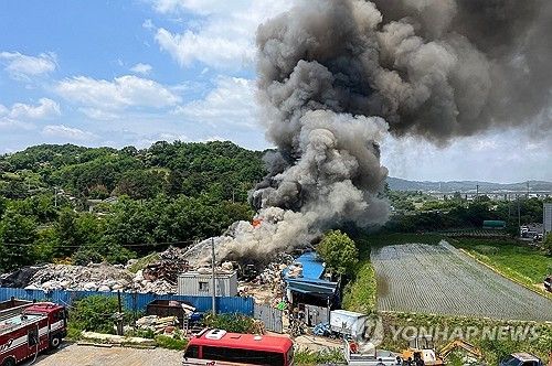 큰 불길 치솟는 고물상 화재 현장