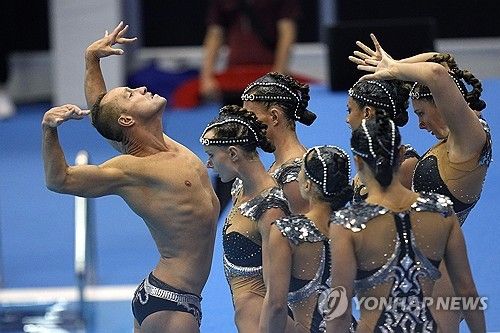 2023 세계선수권 아티스틱스위밍 단체전에 출전한 남자 선수 메이(왼쪽)