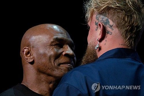 제이크 폴과 신경전을 벌이는 마이크 타이슨(왼쪽)