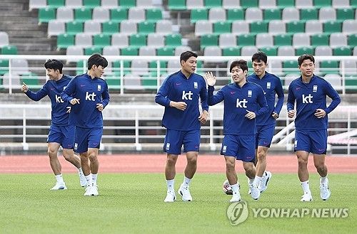 팬들에게 인사하는 손흥민-이강인