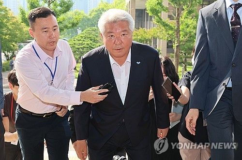 김홍일 방통위원장, 출근