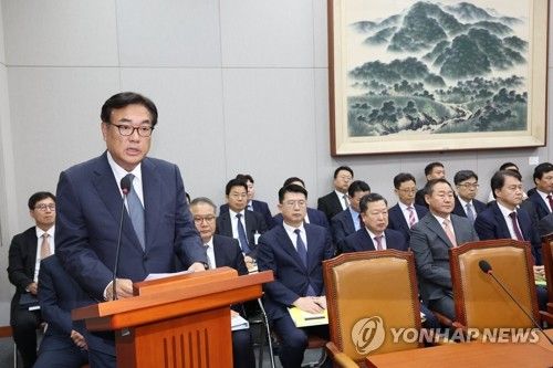 국회 운영위서 인사말 하는 정진석 비서실장