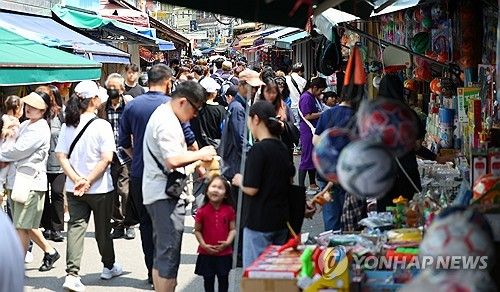 '5월은 가정의달' 창신동 완구 시장 찾은 시민들