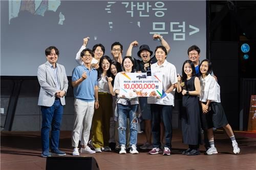 제45회 서울연극제 대상을 받은 '새들의 무덤' 출연진과 제작진