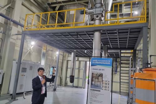촉매 제조 테스트베드 설명하는 화학연 박정현 선임연구원