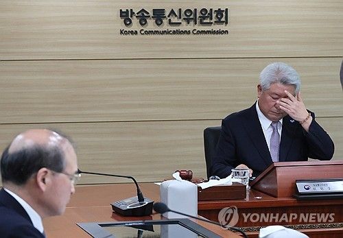회의 중 얼굴 만지는 김홍일 방통위원장