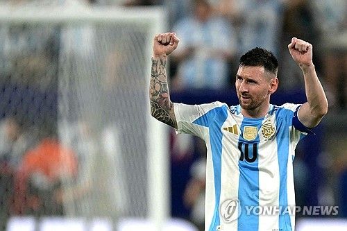 골세리머니를 펼치는 리오넬 메시