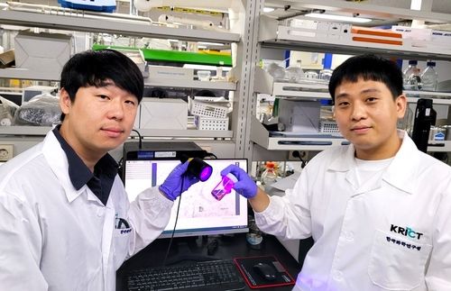 개발한 3D 프린팅 소재에 빛 쪼이는 화학연 연구팀