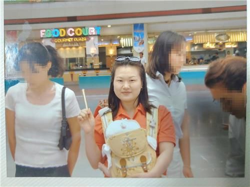 박인희씨가 딸과 함께 타임캡슐 이벤트에 참여한 모습