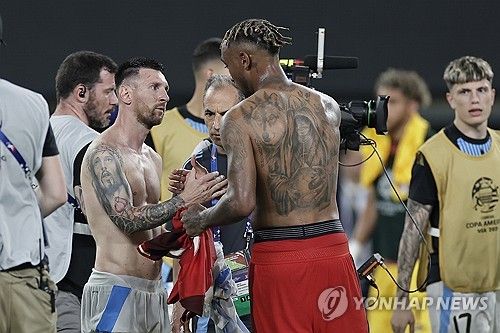 경기가 끝난 뒤 캐나다의 데렉 코넬리우스와 악수하는 리오넬 메시