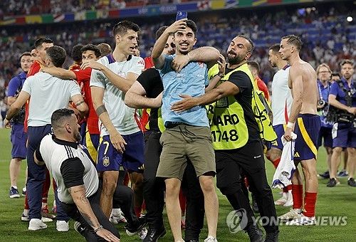 모라타의 다리 쪽으로 미끄러져 넘어지는 경기장 보안요원