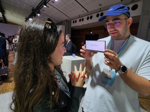 마주 보고 통역