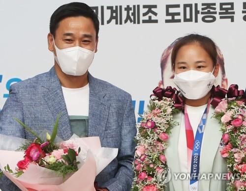 2020 도쿄 올림픽 후 환영행사에 참석한 여홍철-여서정 부녀 