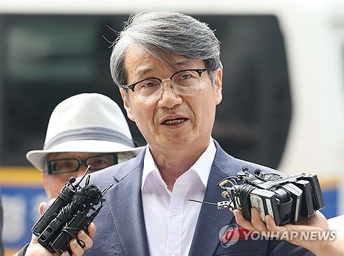 취재진 질문 답하는 최재영 목사