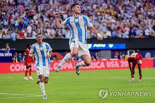 득점에 성공한 뒤 환호하는 훌리안 알바레스