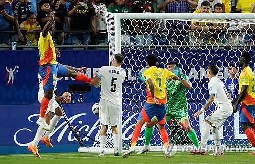 선제골을 터트리는 콜롬비아