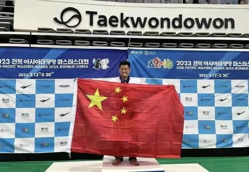 동메달 시상식에서 오성홍기를 든 대만인 태권도 선수 