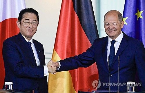 악수하는 日·獨 정상