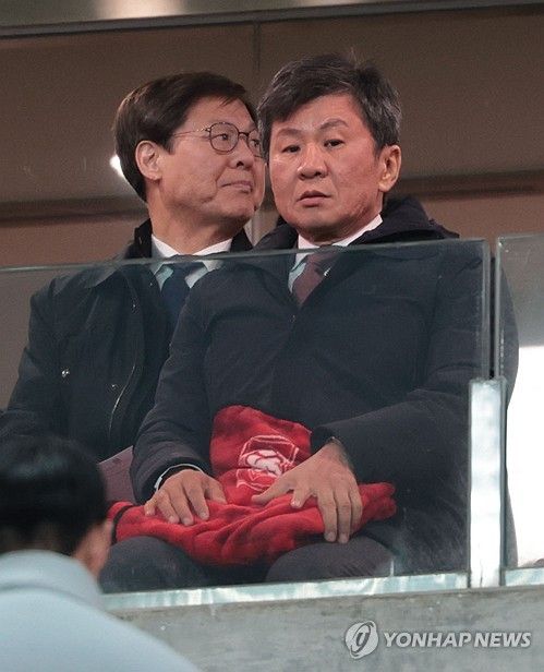 한국-태국전 관람하는 정몽규 회장