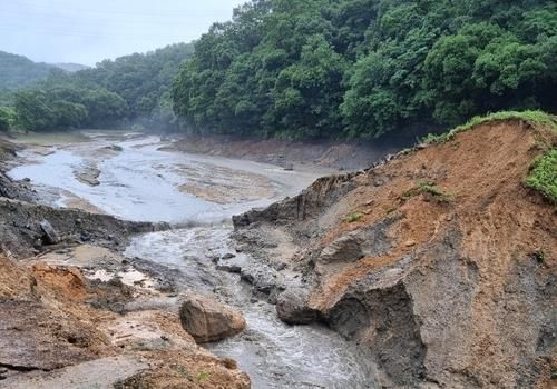 무너진 법곡저수지 둑